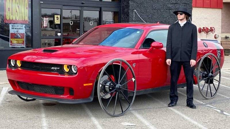 dodge-challenger-hellcat-on-buggy-wheels.jpg