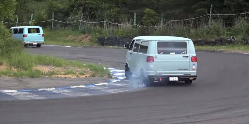 drifting-dodge-vans-in-japan-exposes-the-wacky-dajiban-racing-culture-111522_1.jpg