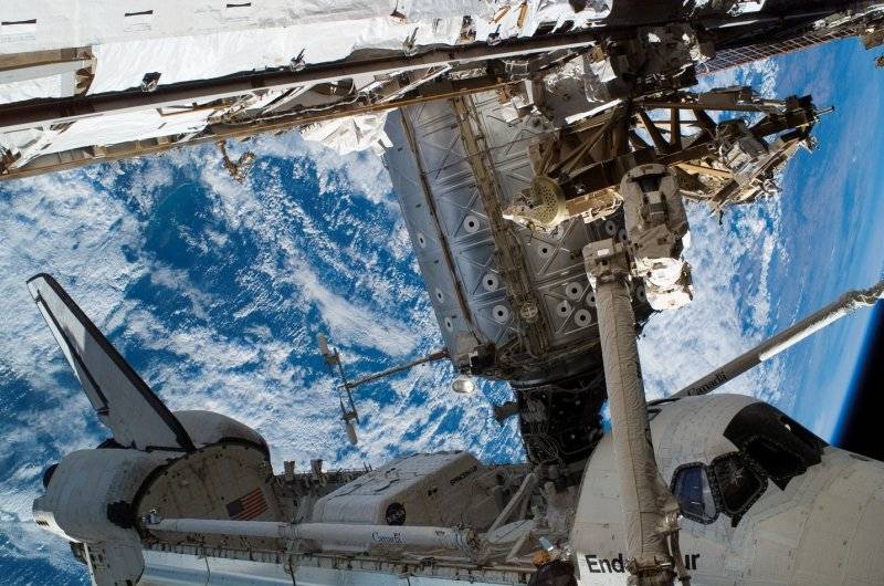 Endeavour ISS Canadarm2 Aug 15 2007.jpg