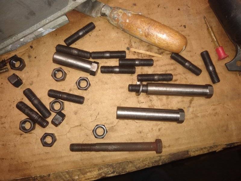 exhaust bolts.jpg