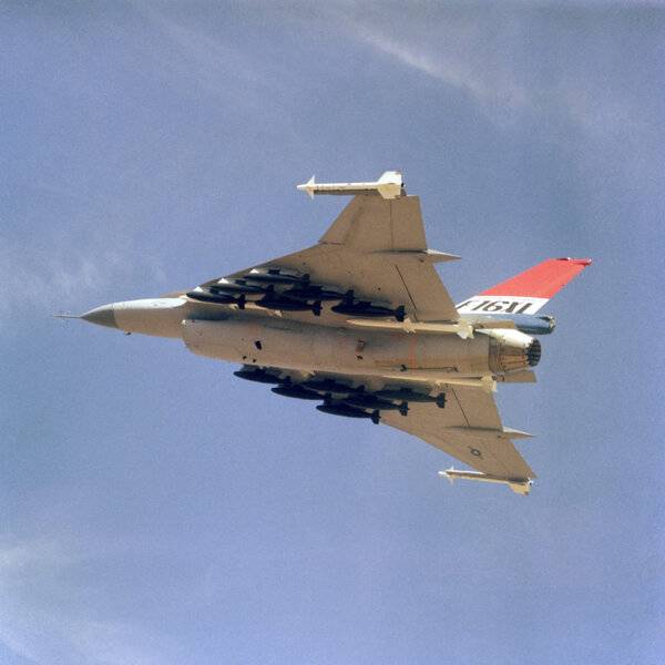 F-16XL_loaded_with_500lb_bombs-768x768.jpeg