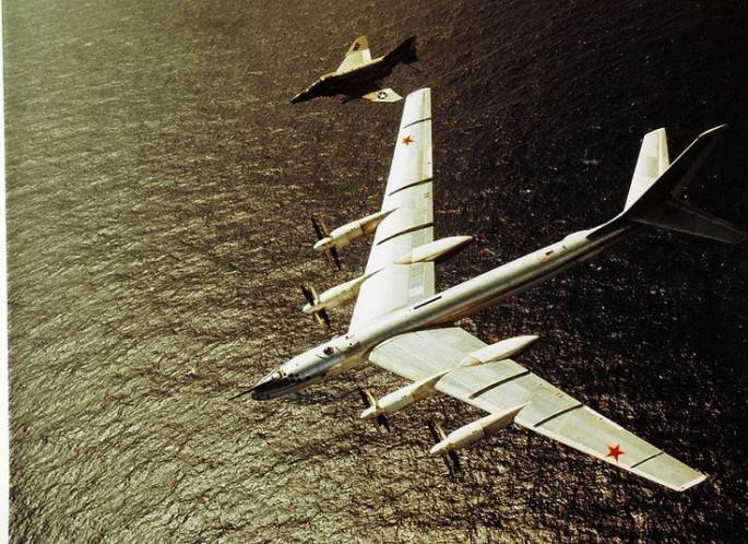 F-4-escort-of-Tu-95-685x498.jpg