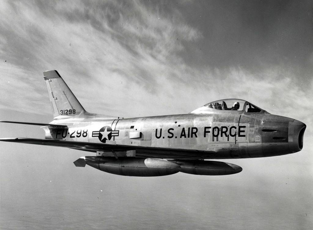F-86H_Sabre_in_flight_1950s-1.jpg
