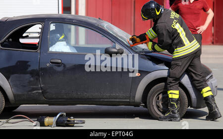 firefighters-during-exercise-in-fire-station-cut-a-car-glass-ept04g.jpg