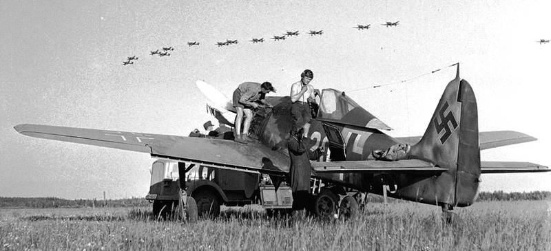 Focke-Wulf-Fw-190-with-Ju-87-formation.jpg