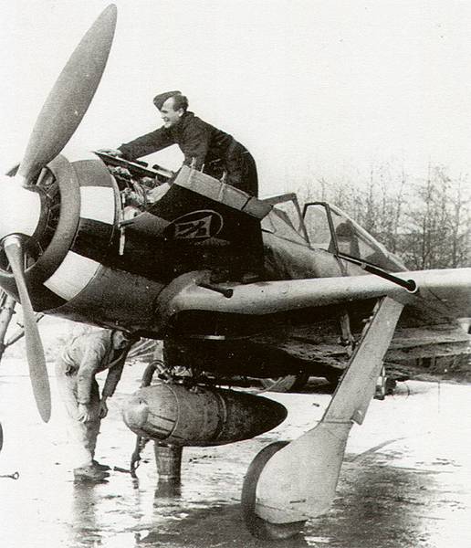 Focke-Wulf-Fw-190A7-cowling-showing-I.JG1-emblem-Dortmund-early-1944-02.jpg