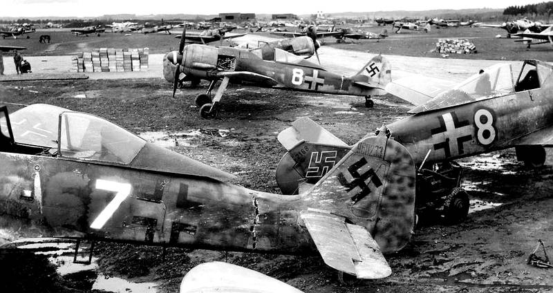 Focke-Wulf-Fw-190s--Bad-Aibling-5-May1945.jpg