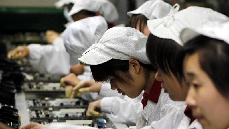 foxconn-workers-030614.jpg