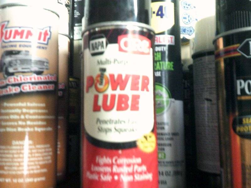 Garage Lubes & penatrents on shelfs 001.JPG