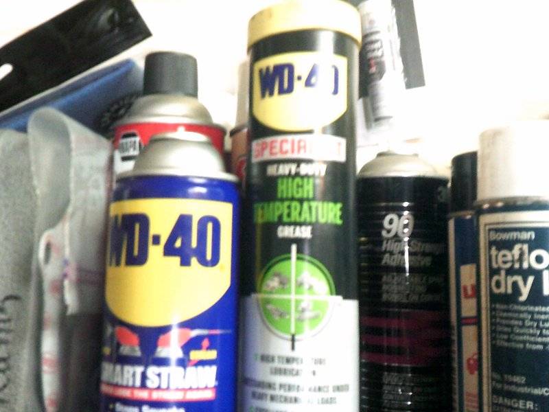Garage Lubes & penatrents on shelfs 004.JPG