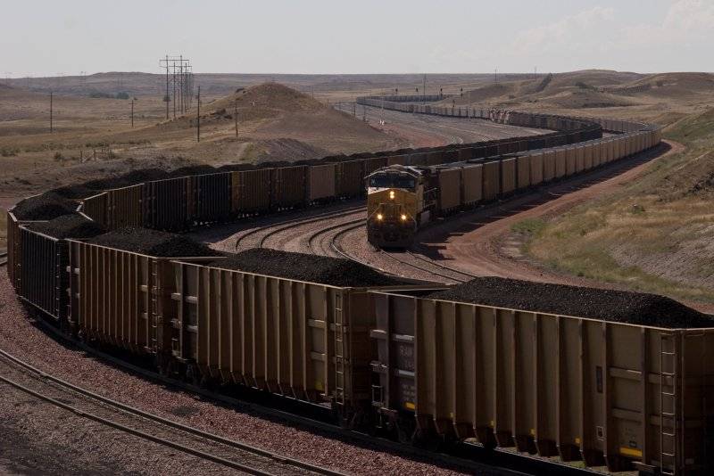 Giant_coal_trains_near_North_Antelope_Rochelle_Mine_(3910811017).jpg