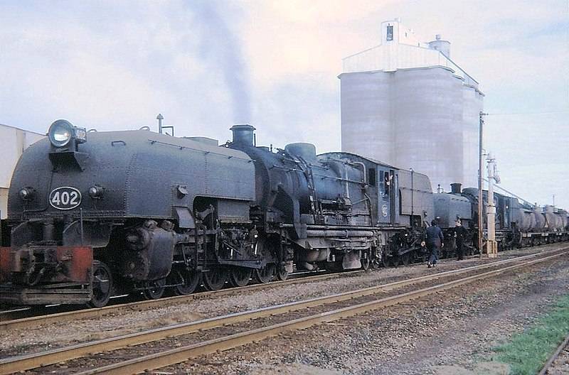 h_Australian_Railways_400_class_Beyer-Garratt_articulated_steam_locomotives_at_Jamestown%2C_1968.jpg