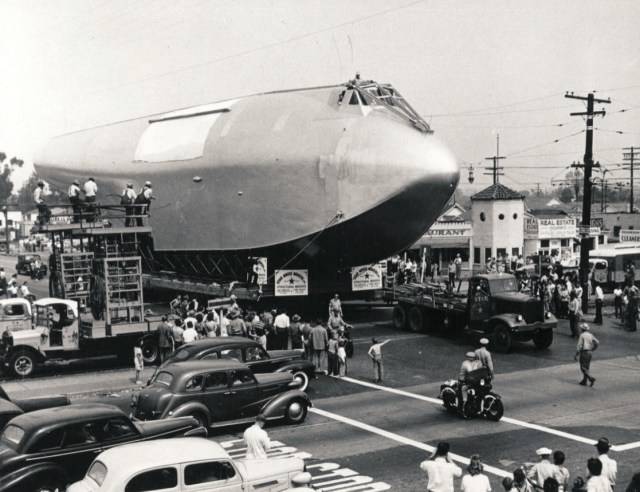 he-fuselage-of-Howard-Hughes%E2%80%99s-Spruce-Goose-en-route-to-Long-Beach-Harbor-June-11-1946-4.jpg