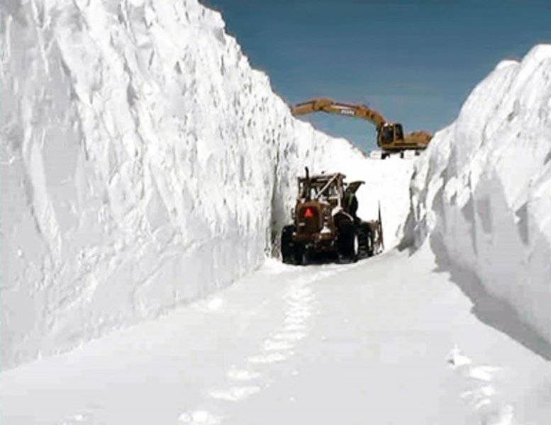 Heavy_snow_closes_roads_pillars.jpg