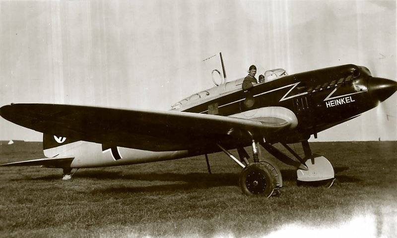 Heinkel-He-70-with-prewar-camouflage-warming-up-its-engine-Konigsberg-1941-ebay-01.jpg