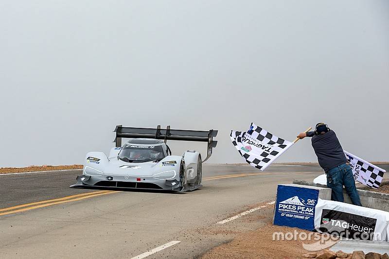 hillclimb-pikes-peak-2018-checkered-flag-for-94-romain-dumas-volkswagen-i-d-r-pikes-peak-8581728.jpg