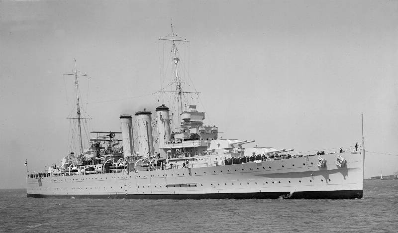 HMAS-Australia-II-Oct-1937.jpg