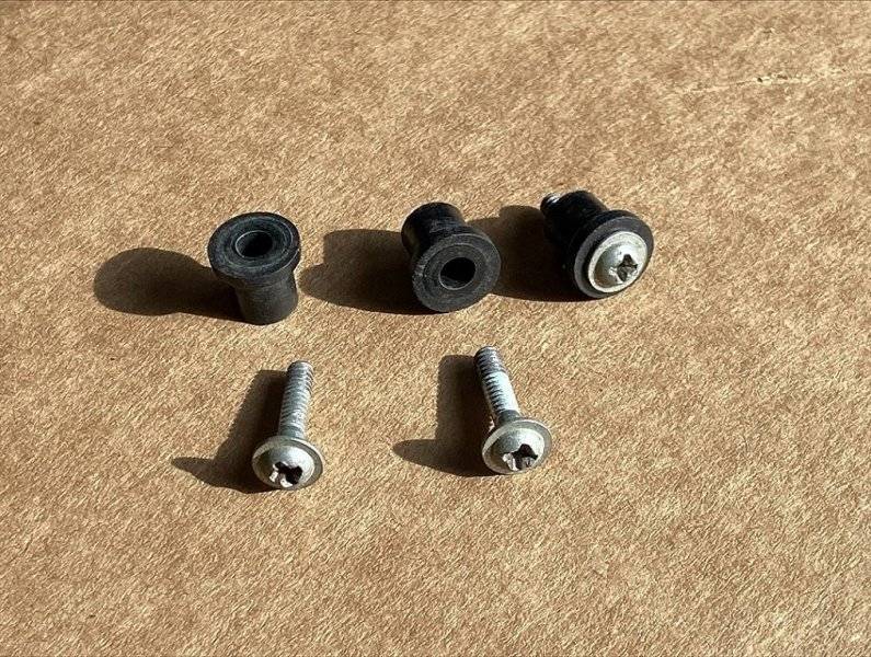 horn_screws.jpeg