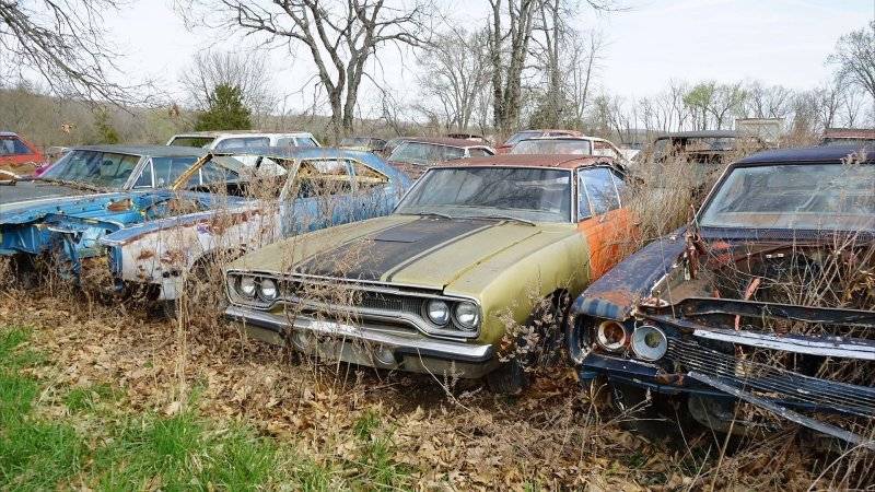 huge-farm-field-is-packed-with-mopar-muscle-cars-rare-gems-included_5.jpg