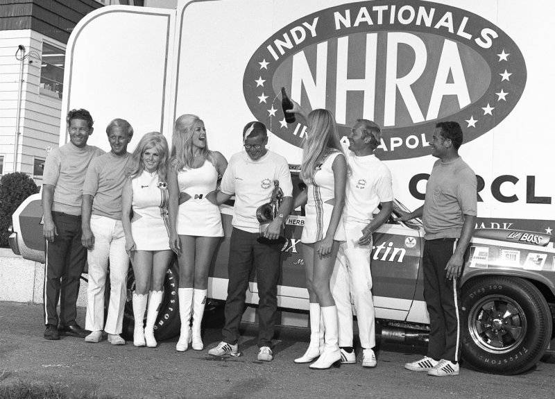 Hurst Girls June Cochran, Linda Vaughn & Nikki Phillips with the Sox & Martin team at the 1970...jpg