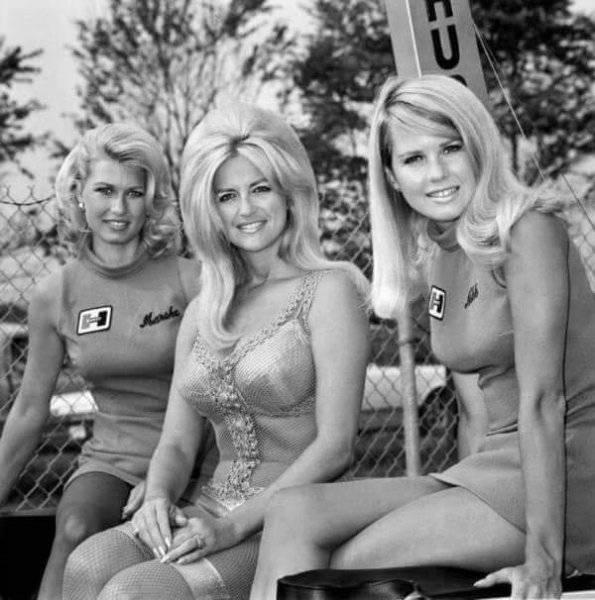 Hurst Girls Marsha Bennett, Linda Vaughn & Nikki Phillips.jpg