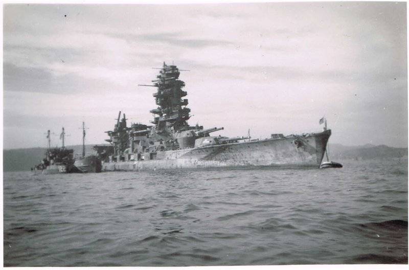 IJN_Nagato_Bombed_out_ca1945-post-WWII-GAG01.jpg