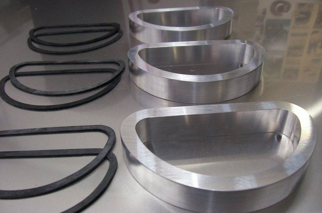 Intake 340-383-440 3x2bbl 6bbl Aluminum Carb Risers 1 inch indiv.  Ebay $115.jpg