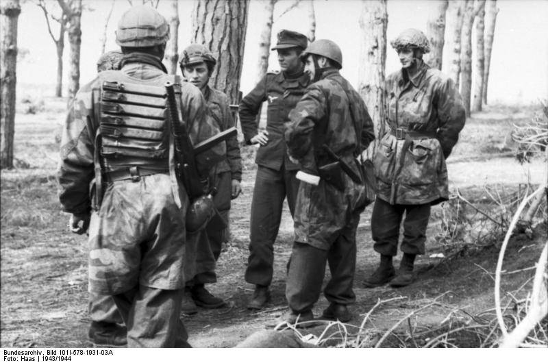 Italain-paratroops-liaise-with-the-German-allies.jpg