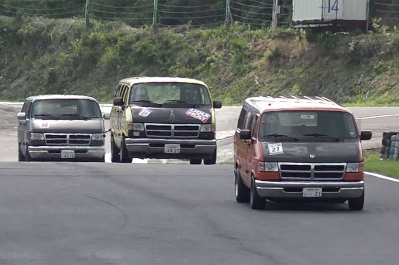 Japanese-Dodge-Ram-vans-racing.jpg