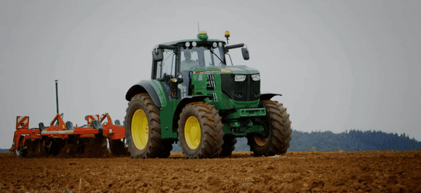 john-deer-electric-tractor-2.png