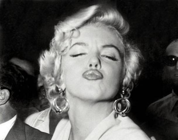 kissingmarilyn-monroe.jpg