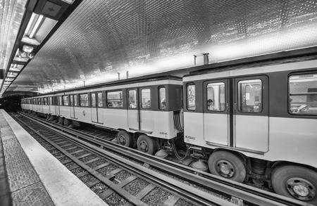 -le-train-souterrain-%C3%A0-la-station-de-m%C3%A9tro-plus-de-4-millions-de-personnes-utilisent-v.jpg