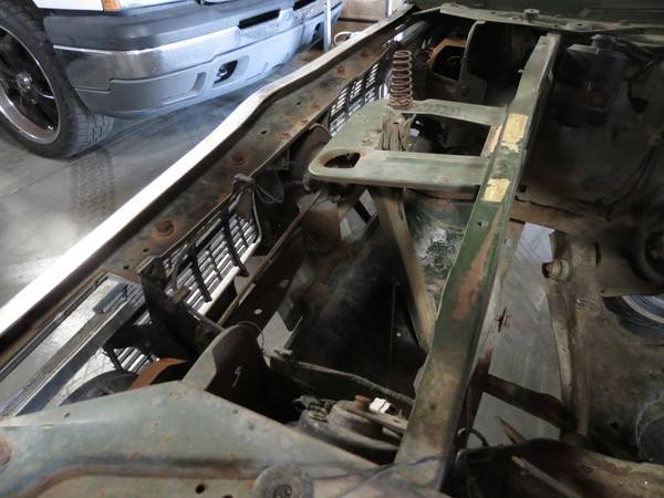 LewisMs1972DodgeCharger5-DriversSide-BackSideOfFrontGrille.jpg