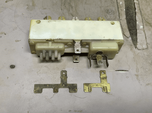 Male Spade Connector.png