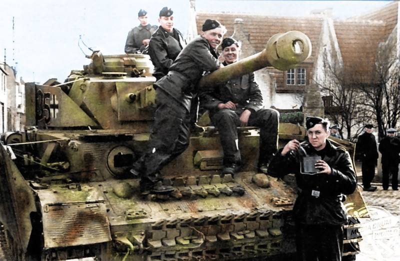 MDRUM_COLOURISED_WWII_TANKS-4.jpg
