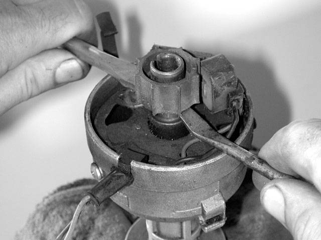 mopp_0301_02_z-mopar_electronic_ignition_system-remove_reluctor.jpg