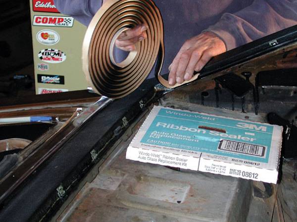 mopp_0402_06_z-install_bond_in_glass-ribbon_sealant.jpg