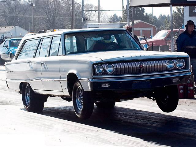 mopp_060800_alt_9_z+1968_dodge_coronet_station_wagon+pulling_the_tires.jpg