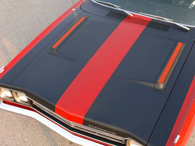 mopp_0704_3_z-1969_plymouth_road_runner-hood.jpg