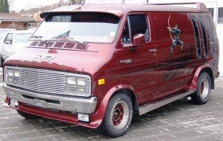 n_360er-V8_Aut_1983_Sehr_schoener_Camping_Ausbau_mit_vollstaendig_gepolstetem_Innenraum_aus_Samt.jpg