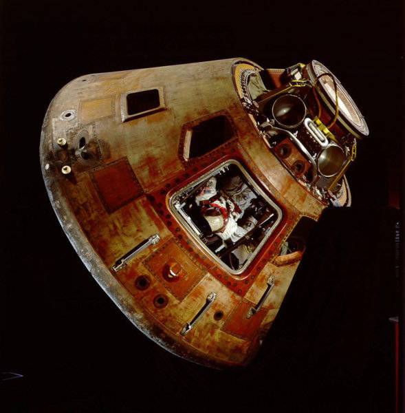 Nasa Apollo 11 Command module.jpg