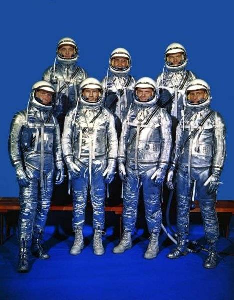 Nasa Mercury Astronaut Program 1960 group photo John Glen center.jpg
