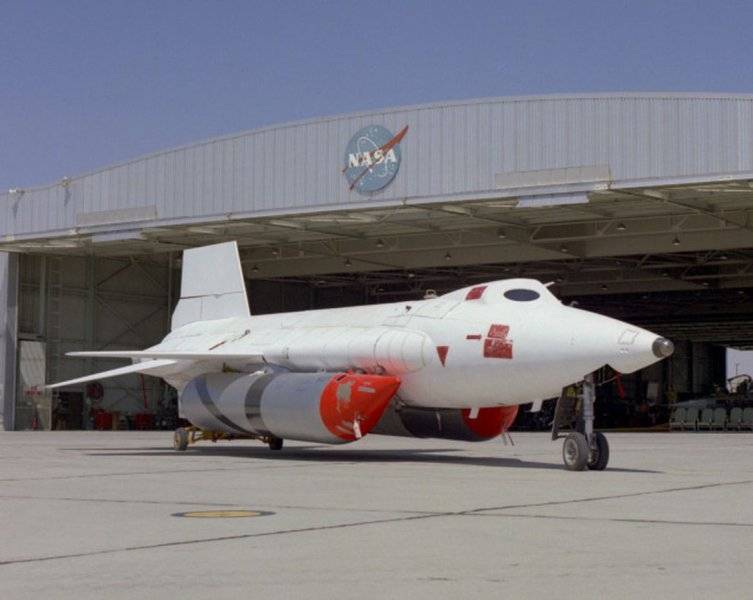 NASA X-15 rocket white with extra fuel tanks.jpg