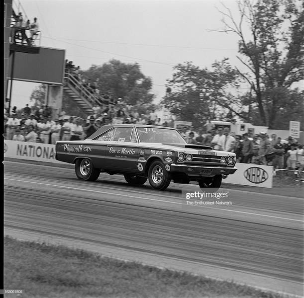 nationals-drag-race-indianapolis-sox-and-martin-plymouth-gtx-picture-id163091805.jpg