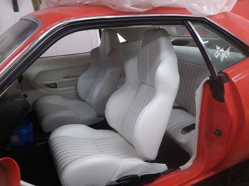Neon SRT seat white.jpg