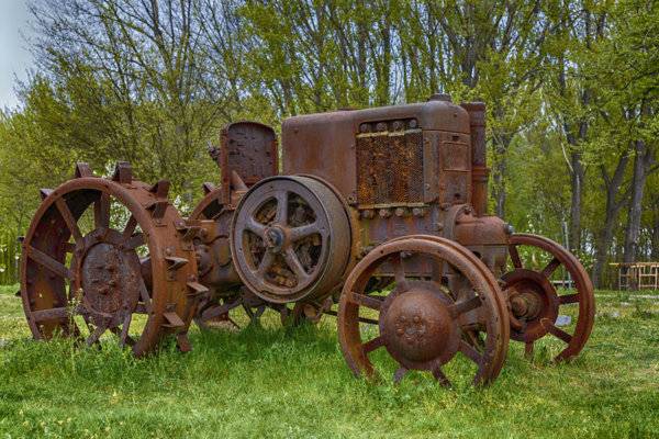 noncash-old-tractor-123rf.jpg