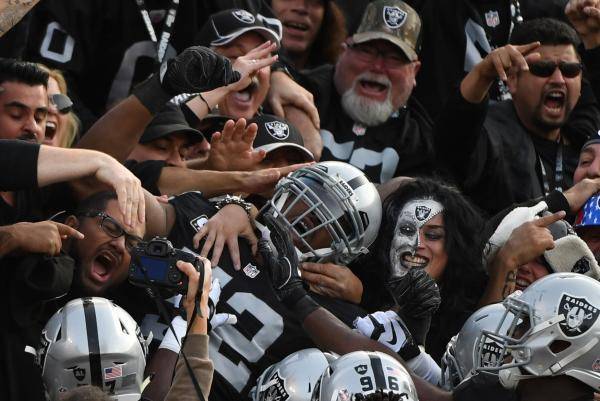 Oakland Raiders Black-hole south endzone.jpg