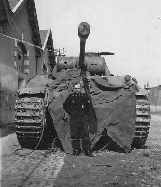 panther_ausf_d_1944_and_crew_member-553x640.jpg