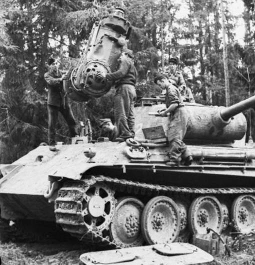 Panther_repair_engine_inthefield.jpg