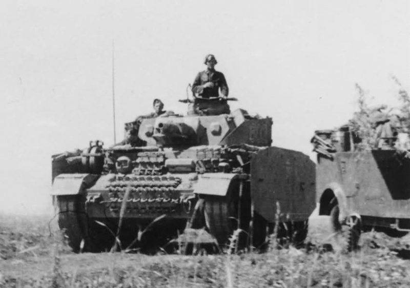 Panzer_IV_Aus_F_with_schurzen_Kursk_1943.jpg